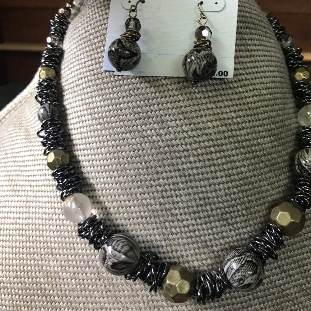 Bundle 3 for $10 Beautiful necklace and earrings EUC